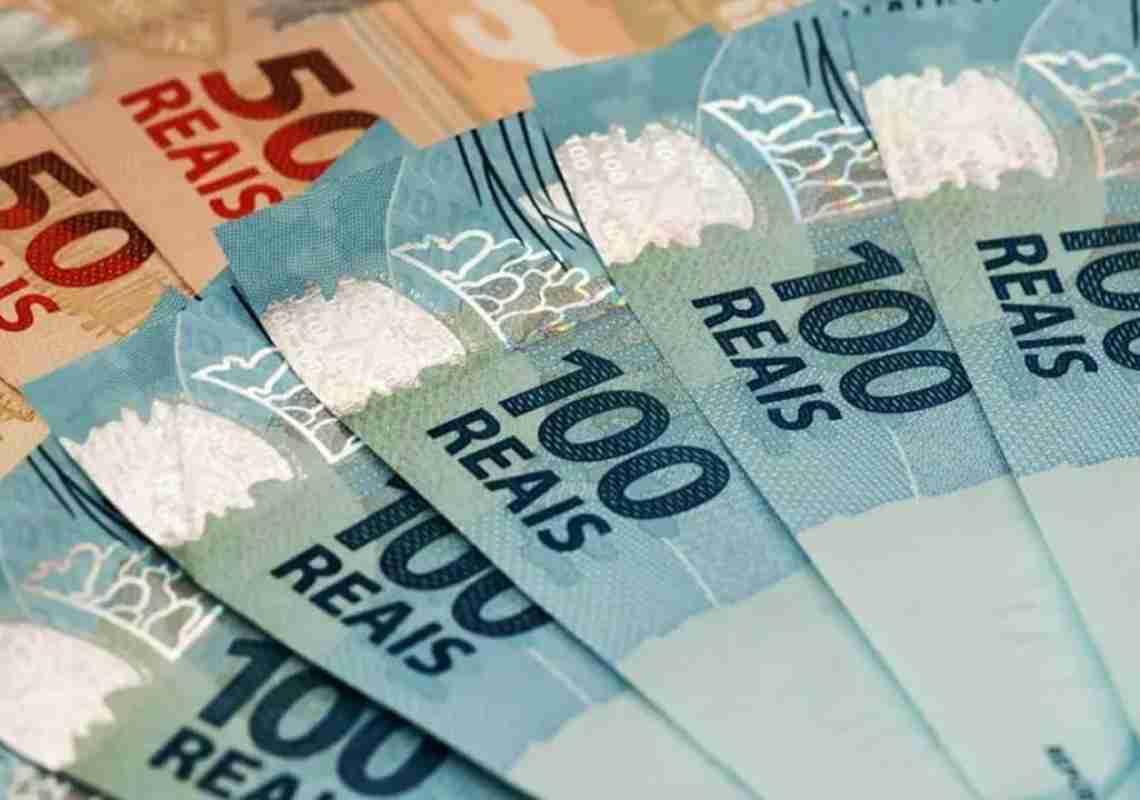 Elmano de Freitas confirma antecipação da primeira parcela do 13º